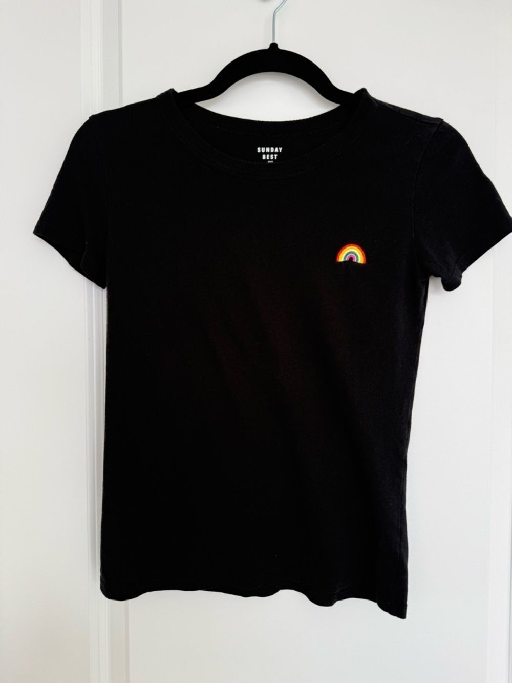 SUNDAY BEST | Black tee with embroidered rainbow - Size XXS